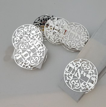 חבילת חבקי מפיות חגיגית בצבע כסף, על כל חבק ברכה אישית לסועד